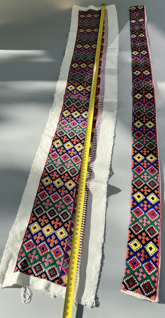 Image 1 of Twee Hongaarse randen met kleurrijk handborduurwerk met een folkloristisch patroon