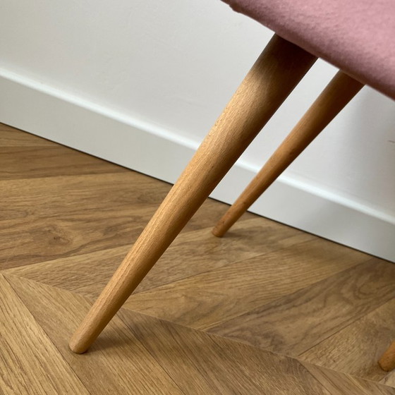 Image 1 of Roze fluwelen voetenbank, poef in mid-century modern stijl, houten poten, vintage kaptafelstoel