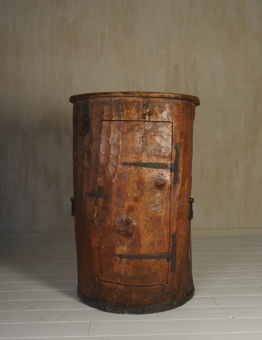 Cabinet d'art populaire primitif fabriqué à partir d'un vieux tronc d'arbre.