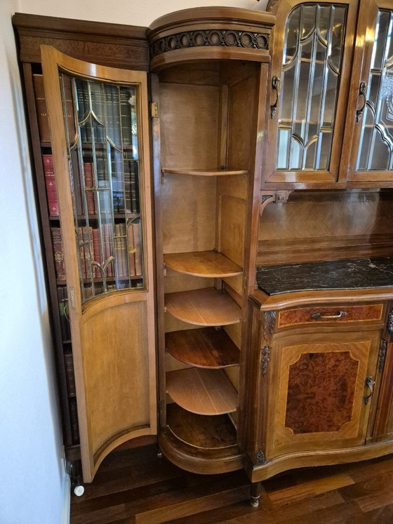 Monumentaler Schrank/Buffet im Jugendstil mit Bücherregalen (Nussbaum & Marmor) – Buffetschränke, Glass (photo 16 of 16)