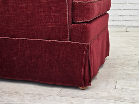 Image 1 of Chaise danoise à dossier haut des années 1970, velours rouge cerise, pieds en frêne