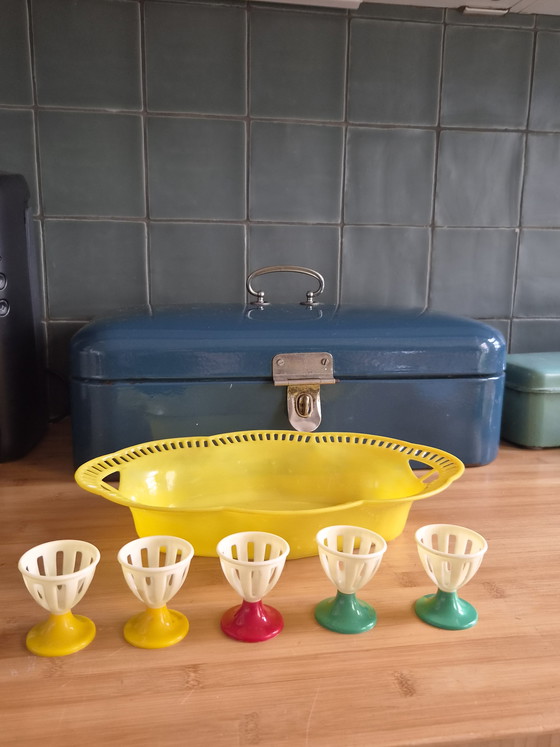 Image 1 of Set portauova vintage anni '60 in cestino giallo - Retro