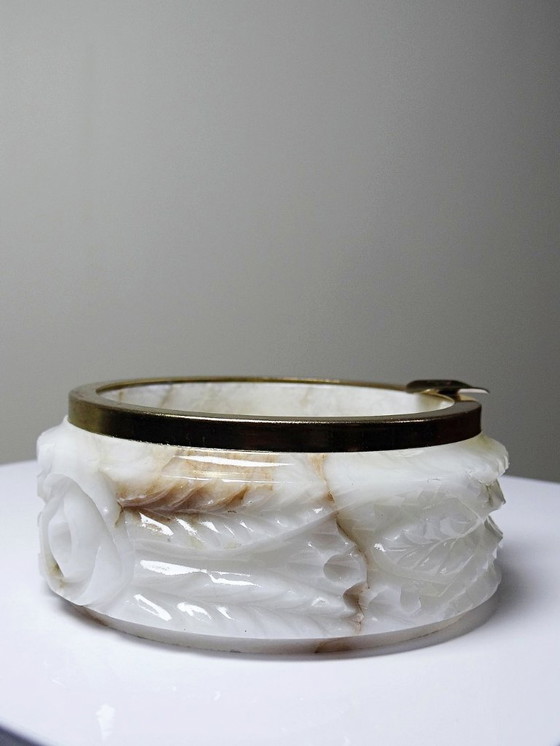 Image 1 of Kleiner, antiker, geschnitzter Alabaster-Aschenbecher aus der Hollywood Regency/Mid-Century-Ära.
