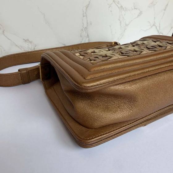 Chanel petit sac Boy à rabat en agneau matelassé métallique avec CC entrelacés – Sacs a bandouliere, Cuir (photo 16 of 16)