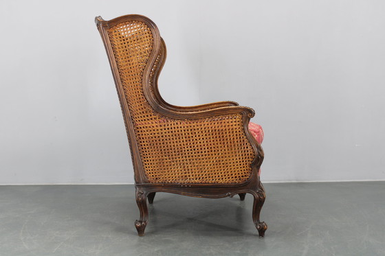 Image 1 of Ancienne chaise à oreilles sculptée avec côtés en canne, Tchécoslovaquie