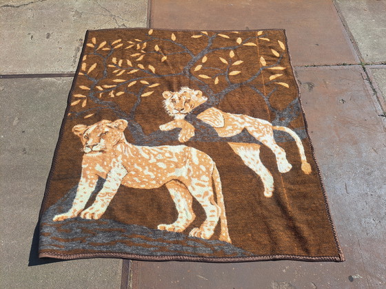 Image 1 of Vintage Deken Met Leeuwin en Welp – Safari Motief in Bruintinten