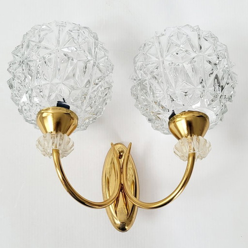 Aplique de pared vintage de los años 50 de Maison Arlus, fabricado en vidrio, plexiglás y latón dorado.