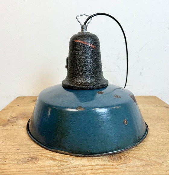 Image 1 of Lampe industrielle en émail bleu avec abat-jour en fonte, années 1960