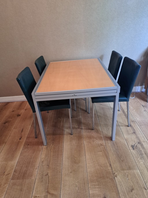 Extendable dining table
