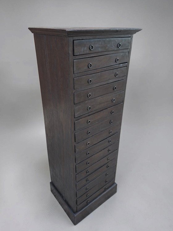 Antike Kommode, Apothekerschrank, Aktenschrank, charakteristische Altersspuren, Maße: 52x42cm und 140cm hoch. (photo 3 of 5)