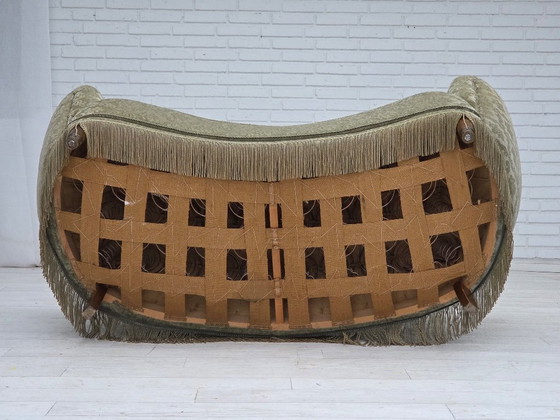 Image 1 of Sofá curvo danés de 2 plazas de los años 60, tapizado en terciopelo verde claro.