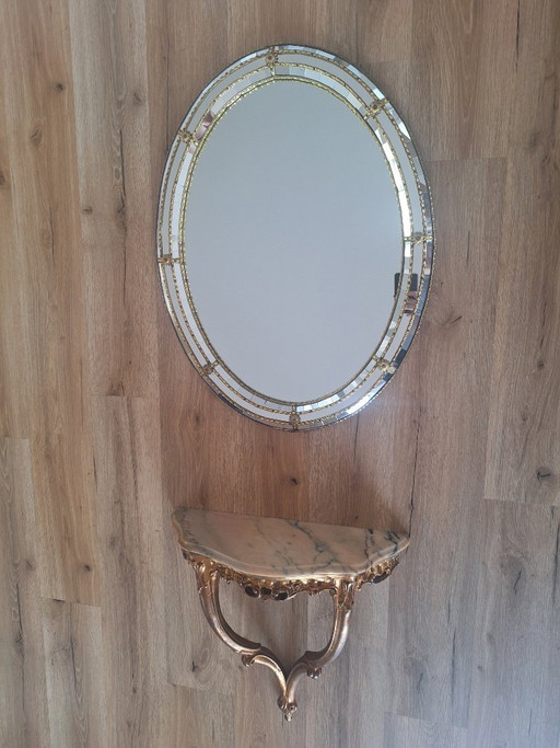 Elegante espejo de pared ovalado de estilo Hollywood Regency con consola de pared de estilo barroco. (photo 2 of 10)