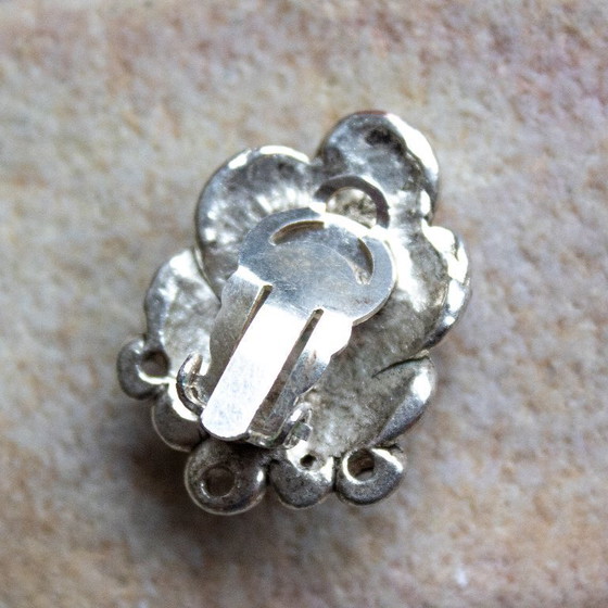 Image 1 of Boucles d'oreilles clips vintage Remy Dis Paris, métal argenté et pierres rouges