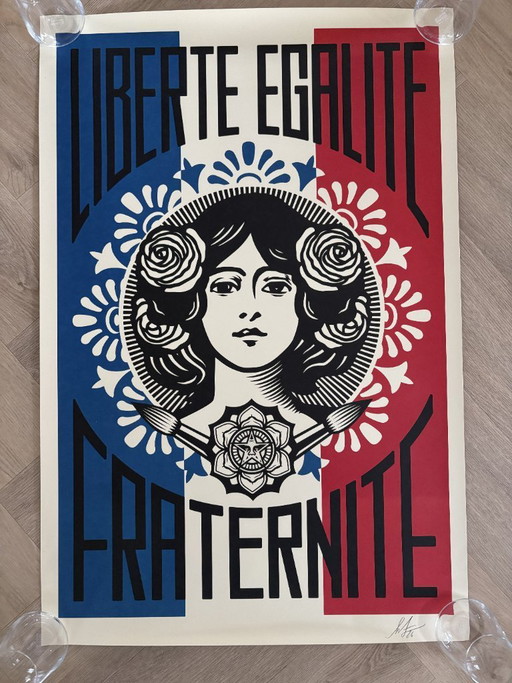 Shepard Fairey – Liberté, Égalité, Fraternité unterzeichnet