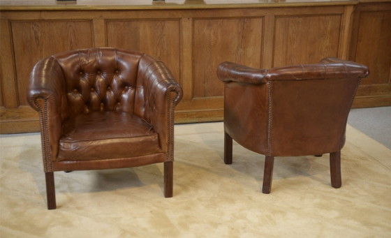 Image 1 of Een paar met leer beklede clubstoelen
