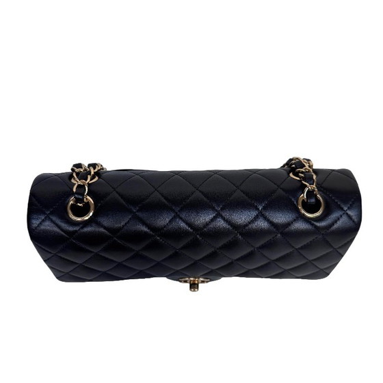 Chanel Classic Flap Medium – Crossbody bags, Lambskin (photo 9 of 17)