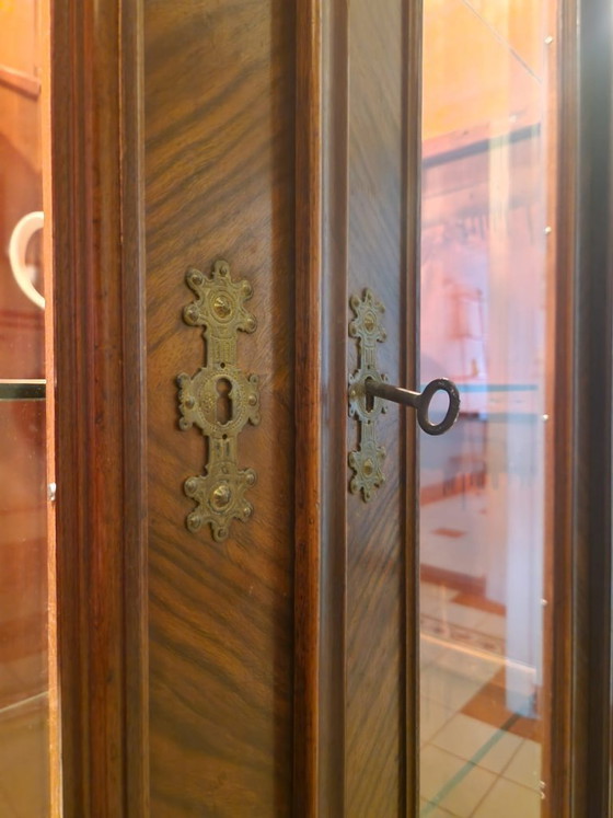 Image 1 of Vitrina o aparador de porcelana clásico de madera.
