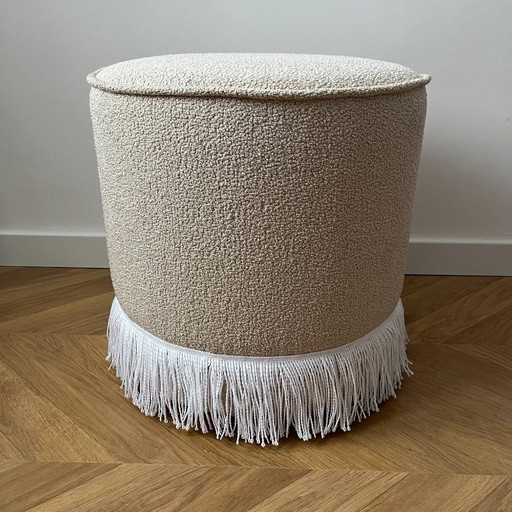 Pouf rond ottoman à franges, recouvert de tissu bouclé crème, pour intérieur moderne