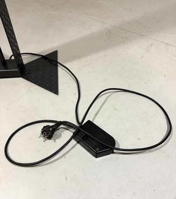 Image 1 of Italiaanse vloerlamp van traanplaat staal en glas uit 1980.