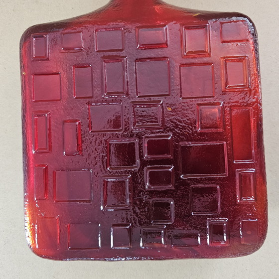 Image 1 of Vintage Italienische Rote Glas Karaffe mit Stopfen Empoli Glass 1960er-70er Jahre Dekoobjekt Relief geometrische Formen