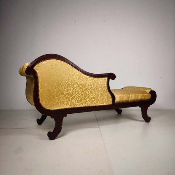 Elegante chaise longue francesa del siglo XIX de nogal macizo con tapicería de damasco dorado. Presenta un (photo 6 of 8)