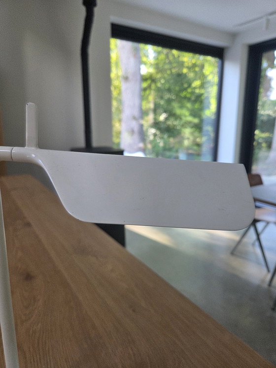 Image 1 of La lampada da scrivania Flos Tab T LED è stata progettata da E. Barber & J. Osgerby.