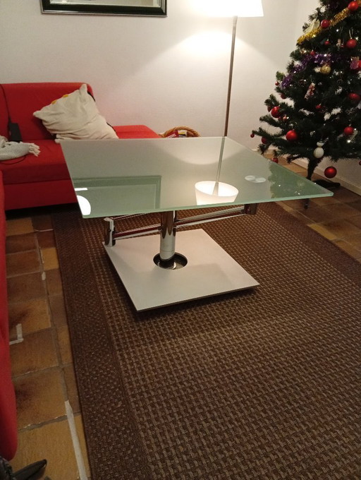 Table basse en verre, hauteur réglable | Design : Ronald Schmitt