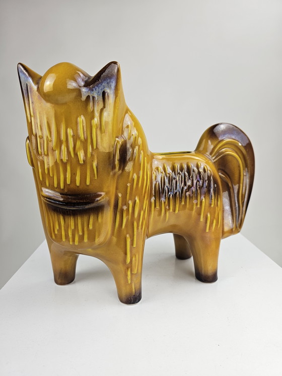 Image 1 of Pot à plantes en céramique jaune en forme de cheval (Italie)