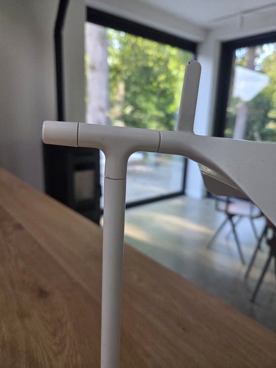 Image 1 of La lampada da scrivania Flos Tab T LED è stata progettata da E. Barber & J. Osgerby.