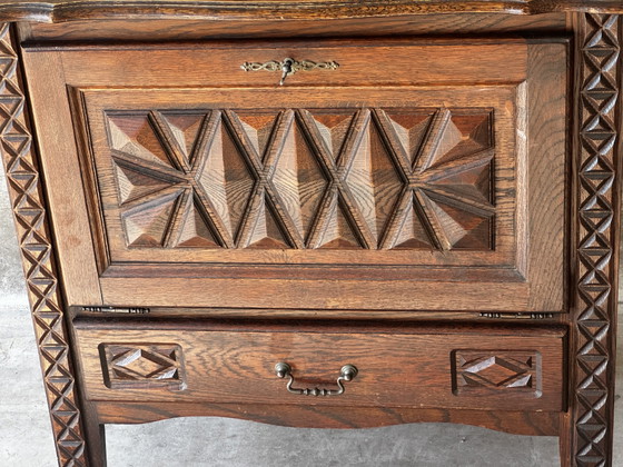Pequeño armario de almacenamiento de roble tallado – Circa 1930 – Fabrication Artisanale debut XX e s (photo 3 of 15)