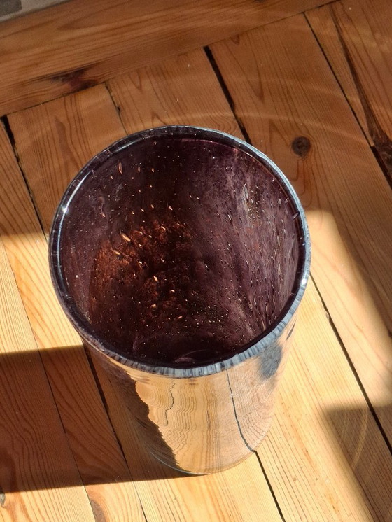 Image 1 of Grote rolvaas van geblazen glas met gespikkelde grijs/paarse camaieu-decoratie