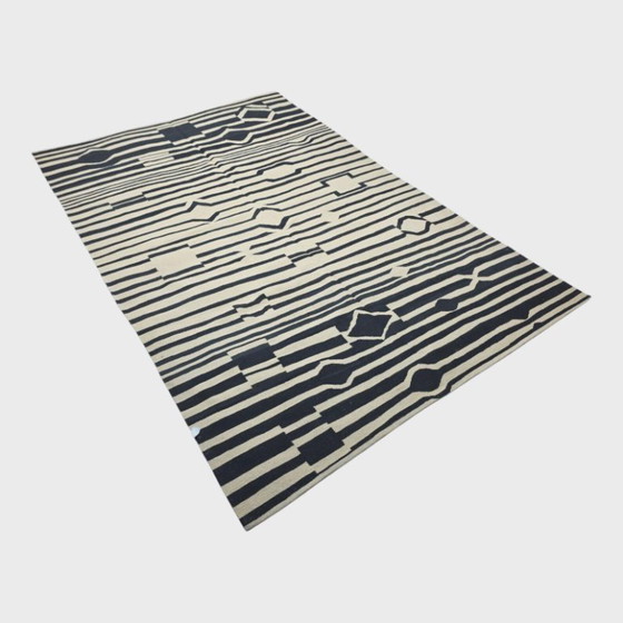 Handgeweven wollen wandtapijt van Victor Vasarely, Ondulatoires | Zwart-wit Op Art (118 × 79 inch) (photo 8 of 9)