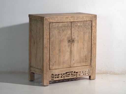 Antieke lage kast van iepenhout met opengewerkt schort – China, circa 1950
