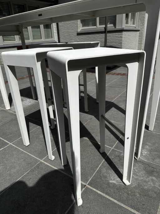 Exklusive Gartenmöbel Tribú Mirthe Bar mit 4 Hockern und Kissen