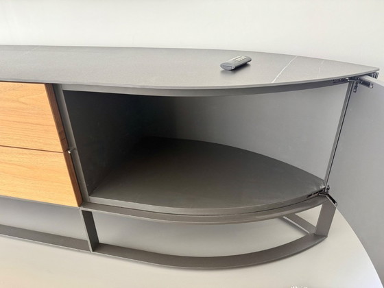 Image 1 of Mueble TV Hulsta Navis Lowboard equipado con iluminación.