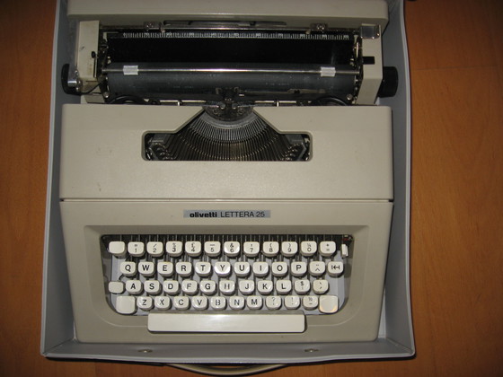 Image 1 of Typewriter with case Olivetti Lettera 25