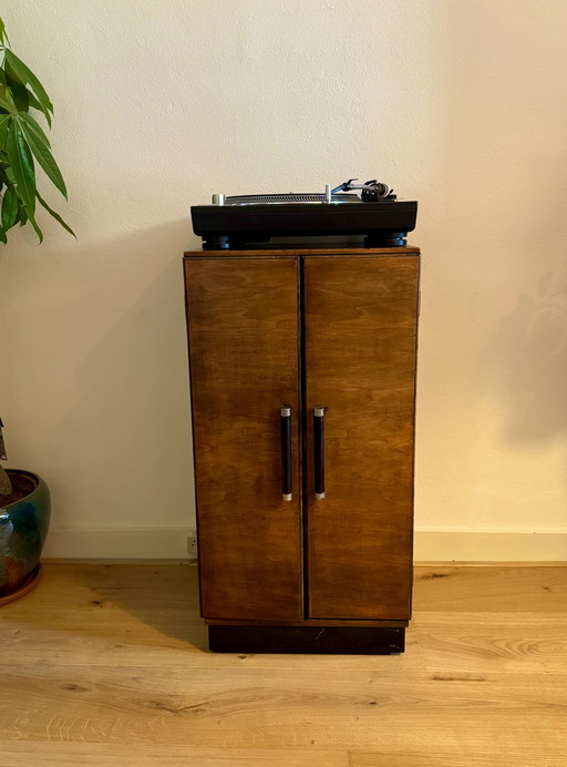 Plattenschrank im Art-Déco-Stil