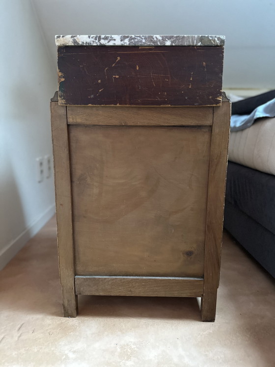 Image 1 of Origineel houten art deco nachtkastje voorzien van marmeren blad