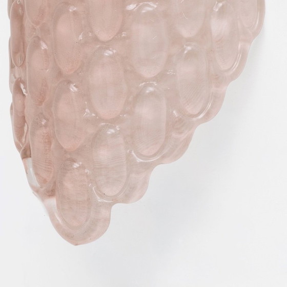 Image 1 of Set van twee roze Murano glazen wandlampen met reliëfstructuur.