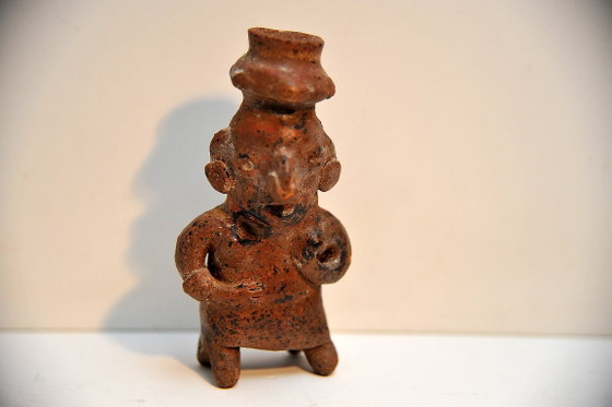 Nayarit Terrakotta-Figur, Frau mit Vase, Bildhauerei, Keramik, Braun, Vintage (Foto 11 von 11)