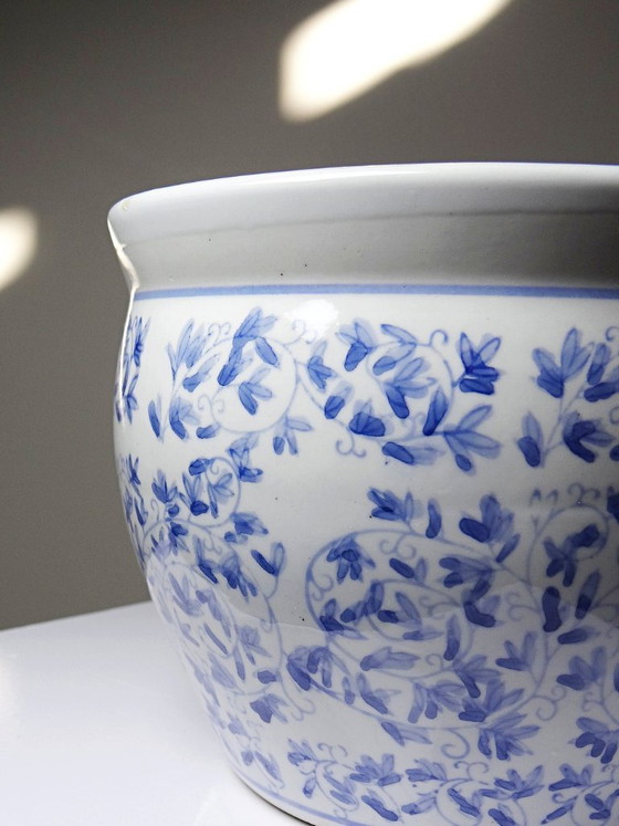 Image 1 of Maceta de porcelana china antigua azul y blanca con decoración vegetal.