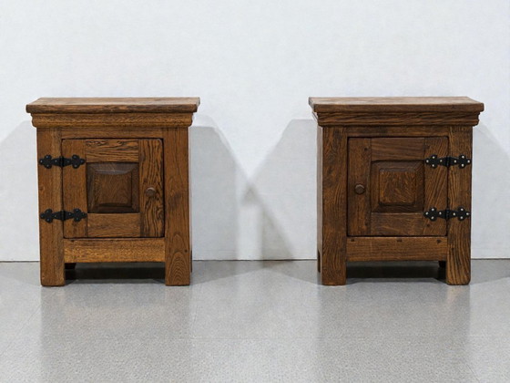 Image 1 of Set di comodini in legno massiccio - robusti e di carattere