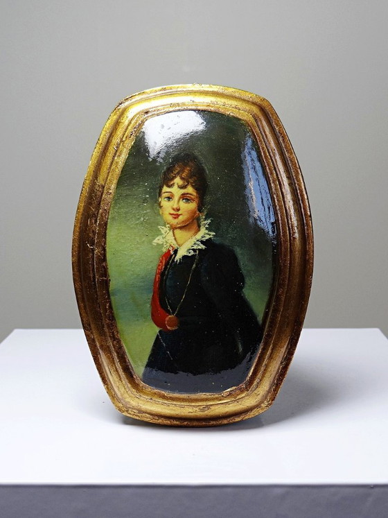 Image 1 of Pequeño retrato veneciano antiguo en medallón al óleo sobre madera convexa.
