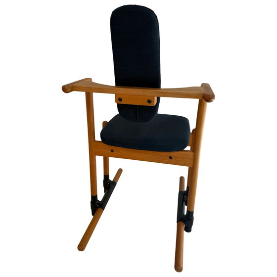 Image 1 of Peter Opsvik - Stokke - Flysit - Ergonomisch geformter Schaukelstuhl - Blauer Stoffbezug und Holzrahmen