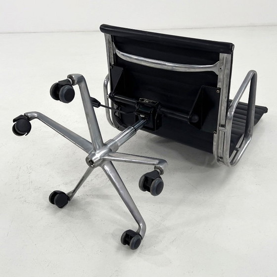 Silla de escritorio Eames EA119 de cuero, diseñada por Charles y Ray Eames para ICF, década de 1970. (photo 10 of 10)
