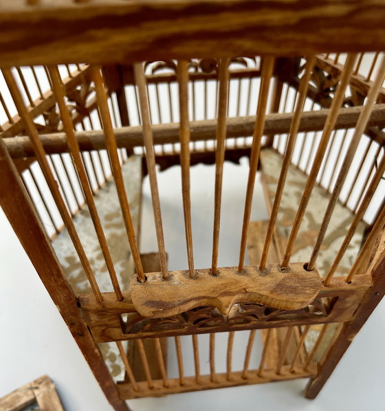 Image 1 of Dekorativer handgefertigter Vogelkäfig mit Holzvogel – Asien, ca. 1950er–1960er Jahre