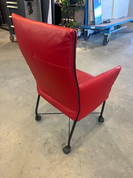 Image 1 of 4 fauteuils Montis Chaplin en cuir rouge avec roulettes pivotantes