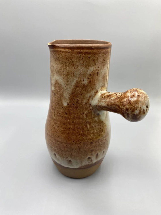 Brocca in gres smaltato marrone e crema, con manico laterale a forma di sfera, Studio Ceramic. – Stoviglie (photo 6 of 6)
