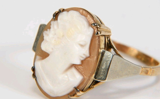 Image 1 of Beautiful 375 9kt gold ring with shell cameo