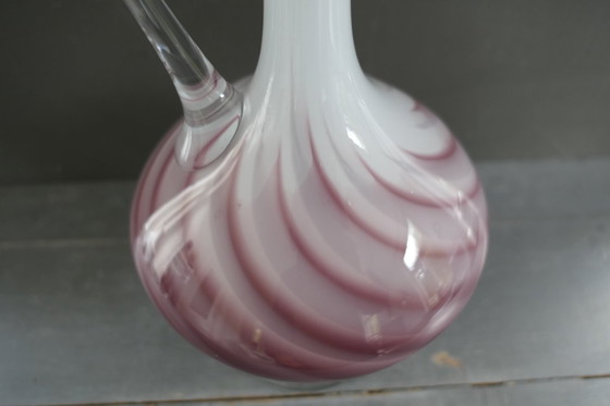 Image 1 of Vaso italiano vintage su piede bianco viola